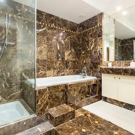 8 Elegant Familial *