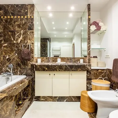 8 Elegant Familial Lejlighed *