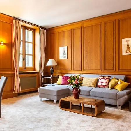 8 Elegant Familial * Paris